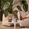 Bolsius Marble Duftkerze, Diffuser & Stumpen auf einem Tisch