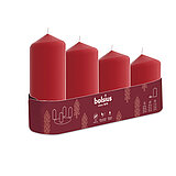 Ein 4er Pack mit abgestuften Stumpenkerzen (60/80/100/120mm) mit 48mm Durchmesser in der Farbe Rot, in einem weihnachtlichen roten Karton mit "Bolsius" Schriftzug.