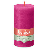 Eine Rustik Stumpenkerze in der Farbe Fuchsia Größe 130/68 mm
