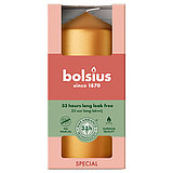 Eine Metallic Stumpenkerze von Bolsius mit den Maßen 120/58mm (H/DM) in der Farbe "Golden Orange". Im Hintergrund ist nochmals die Kerze in einer eleganten, rosa Verpackung von Bolsius zu sehen.