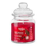 Ein Duftkerzenglas mit Ingwer-Zimt-Apfel-Duft und rotem Wachs. Das Glas erinnert an ein dekoratives Bonbonglas und hat einen Deckel.