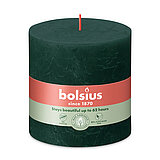 Eine Rustik Stumpenkerze in der Farbe Pinien-Grün mit der Größe 100/100 mm