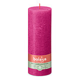 Eine Rustik Stumpenkerze in der Farbe Fuchsia Größe 190/68 mm