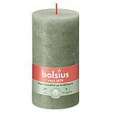 Eine Rustik Stumpenkerze in der Farbe Frische Olive Größe 130/68 mm
