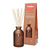 Ein Raumduft-Diffuser mit Rattanstäbchen aus braunem Milchglas mit der Duftrichtung "Oriental Softness". Im Hintergrund ist die Verpackung des Artikels mit Bolsius Schriftzug zu sehen.