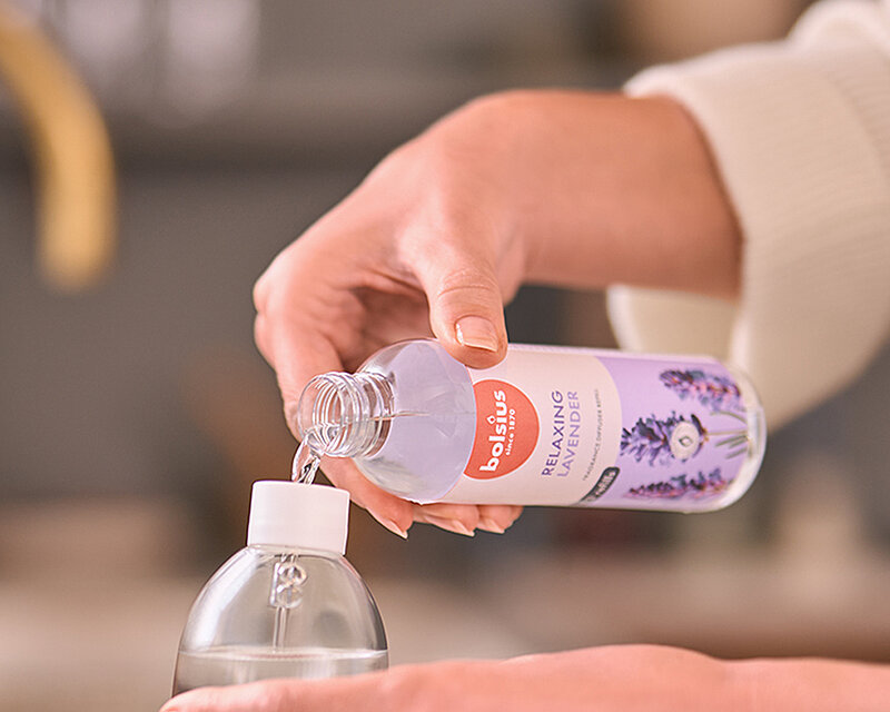 Bolsius True Scents Raumduft-Nachfüller Relaxing Lavender wird in einen Duftspender eingefüllt und sorgt für einen langanhaltenden, angenehmen Lavendelduft im Zuhause