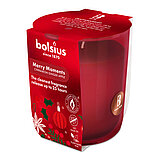 Ein Bolsius Duftkerzenglas aus rotem Milchglas und Ingwer-Zimt-Apfel-Duft.