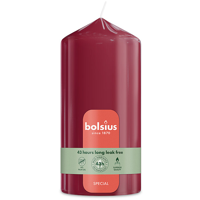 Eine Stumpenkerze Special Essentials Ultra Gloss in der Farbe Samtrot mit der Größe 130/68 mm