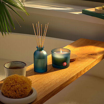 Badezeit mit Bolsius: Raumduft-Diffuser & Duftglas mit Deckel aus der True Joy Kollektion sorgen für entspannte Wohlfühlmomente – perfekt, um den Alltag hinter sich zu lassen.