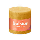 Eine durchgefärbte Rustik Stumpenkerze in der Farbe Honigwaben Gelb mit den Maßen 100/100mm (H/DM). Der Banderole kann man die Marke "Bolsius" sowie die Hinweise "25% pflanzenbasiertes EU-Wachs", "0% tierisches Fett" und "Ohne Palmöl" ablesen.