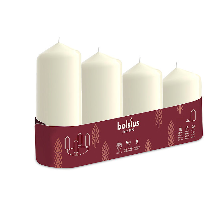 Ein 4er Pack mit abgestuften Stumpenkerzen (60/80/100/120mm) mit 48mm Durchmesser in der Farbe Elfenbein, in einem weihnachtlichen roten Karton mit "Bolsius" Schriftzug.