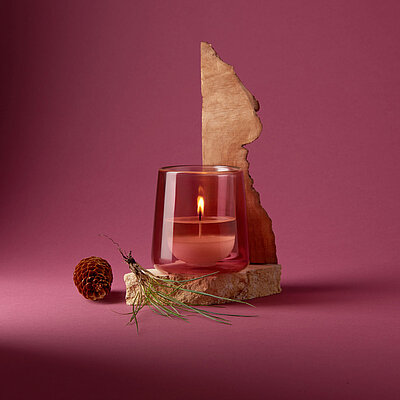 Harmonisch & stilvoll: Das Bolsius CleanLight Duftglas bringt mit natürlichem Duft, Holz-Accessoires und warmem Licht eine ruhige Atmosphäre in dein Zuhause – ideal für bewusste Wohlfühlmomente.