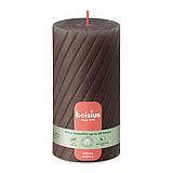 Eine Bolsius Rustik Ribbed Stumpenkerze in rustikalem Taupe – 130 mm hoch, 68 mm Durchmesser, mit markanter Rillenstruktur.