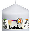 Eine Stumpenkerze in der Farbe Weiß mit den Maßen 100/98mm (H/DM) und 45h Brenndauer. Auf der Banderole ist der Markenname "Bolsius" abzulesen.