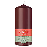 Eine Stumpenkerze von Bolsius mit den Maßen 130/68mm (H/DM) in der Farbe "Samtrot".