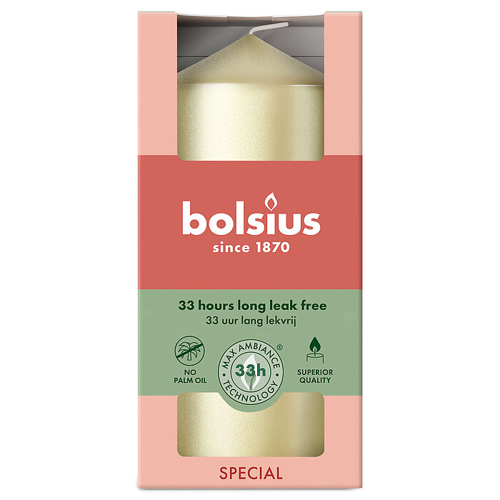 Eine Metallic Stumpenkerze von Bolsius mit den Maßen 120/58mm (H/DM) in der Farbe "Weiß Silber". Im Hintergrund ist nochmals die Kerze in einer eleganten, rosa Verpackung von Bolsius zu sehen.