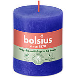 Eine durchgefärbte Rustik Stumpenkerze in der Farbe Majorelle Blau mit der Größe 80/68 mm