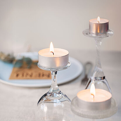Stilvoll und funktional: Die Bolsius Professional Teelichter im silbernen Cup bieten nicht nur eine lange Brenndauer, sondern lassen sich auch kreativ inszenieren – wie hier elegant aufgestapelt auf Glas. Ideal für Gastronomie, Events oder den gedeckten Tisch zu Hause.