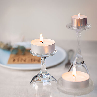 Stilvoll und funktional: Die Bolsius Professional Teelichter im silbernen Cup bieten nicht nur eine lange Brenndauer, sondern lassen sich auch kreativ inszenieren – wie hier elegant aufgestapelt auf Glas. Ideal für Gastronomie, Events oder den gedeckten Tisch zu Hause.