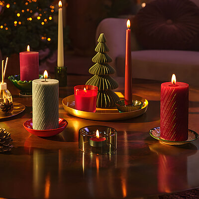 Weihnachtlicher Lichterzauber mit Bolsius True Glow Duftkerzen: Festliche Farben, stilvolle Formen und wohltuende Düfte schaffen eine stimmungsvolle Atmosphäre zum Wohlfühlen.