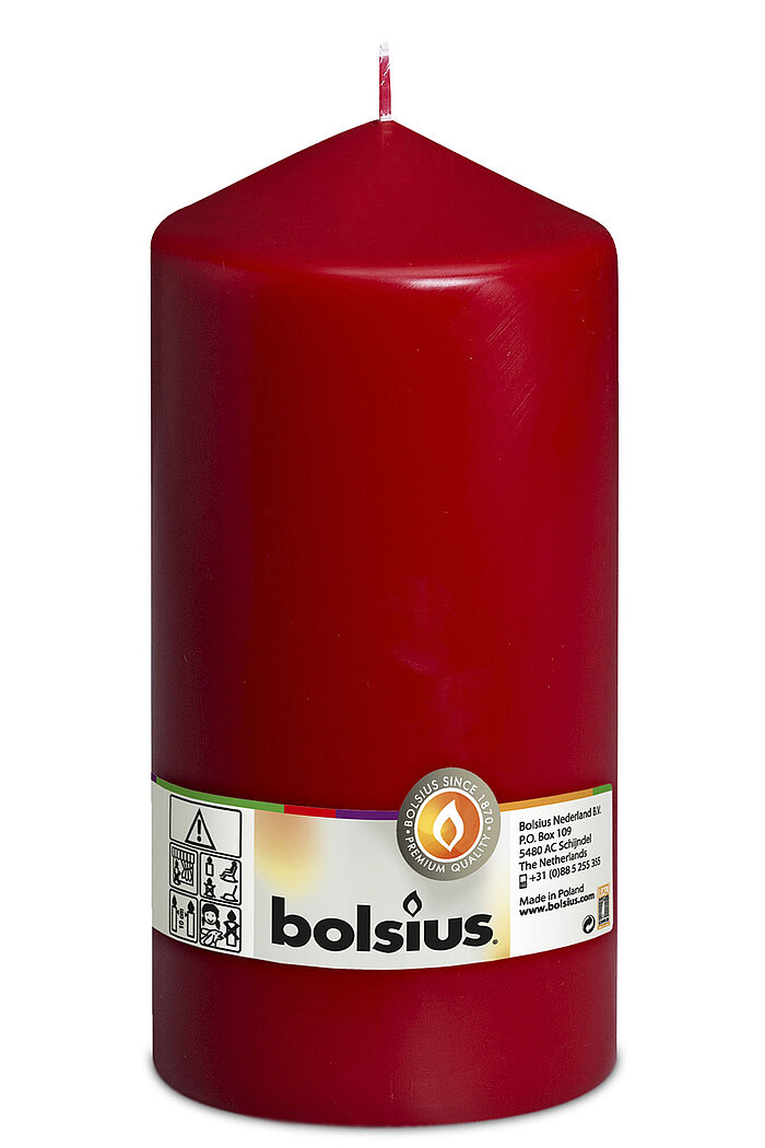 Eine Stumpenkerze in der Farbe Altrot mit den Maßen 200/98mm (H/DM) und 120h Brenndauer. Auf der Banderole ist der Markenname "Bolsius" abzulesen.