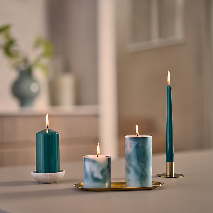 Bolsius Marble Stumpen- und Spitzkerzen in der Farbe Malachite grün in Wohnatmosphäre