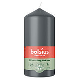 Eine Stumpenkerze von Bolsius mit den Maßen 120/58mm (H/DM) in der Farbe "Stürmisches Grau".