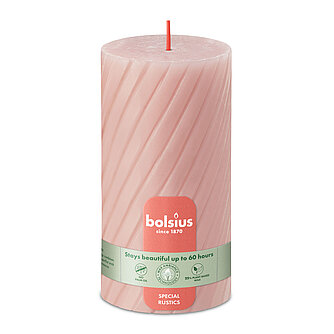 Eine Bolsius Rustik Ribbed Stumpenkerze in nebligem Rosa – 130 mm hoch, 68 mm Durchmesser, mit markanter Rillenstruktur.