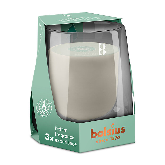 Ein Bolsius Cleanlight Starterkit bestehend aus einem grauen Glashalter und einer Duftkerze mit Zypresse/Amber-Duft in einer stylischen grünen Verpackung mit Bolsius Schriftzug.