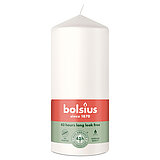 Eine Stumpenkerze von Bolsius mit den Maßen 130/68mm (H/DM) in der Farbe "Wolkiges Weiß".