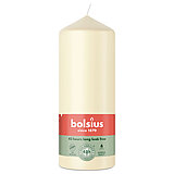 Eine Stumpenkerze von Bolsius mit den Maßen 150/58mm (H/DM) in der Farbe "Weiche Perle".