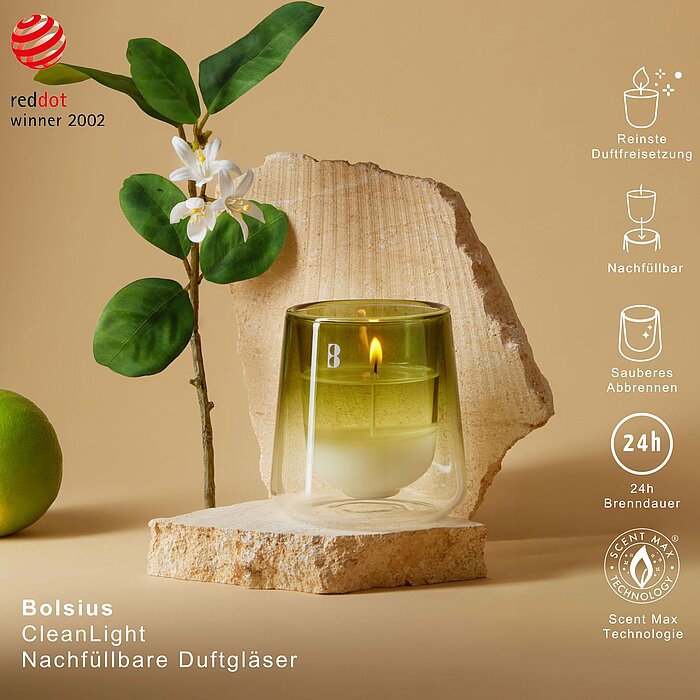 Ein brennendes Bolsius CleanLight Duftglas in grün mit Gardenien und Feigenduft. Auf dem Bild sind verschiedene Vorzüge des Artikels und die Brenndauer von 24h dargestellt.