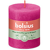 Eine durchgefärbte Rustik Stumpenkerze in der Farbe Fuchsia mit der Größe 80/68 mm