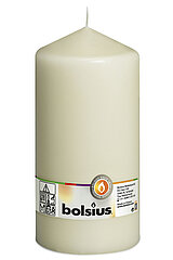 Eine Stumpenkerze in der Farbe Elfenbein mit den Maßen 200/98mm (H/DM) und 120h Brenndauer. Auf der Banderole ist der Markenname "Bolsius" abzulesen.