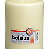 Eine XL Stumpenkerze / Mammutkerze mit 3 Dochten in der Farbe Elfenbein und den Maßen 200/150mm (H/DM) und 100h Brenndauer. Auf der Banderole ist der Markenname "Bolsius" abzulesen.