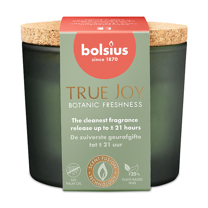 Ein Bolsius Duftglas True Joy, Duftrichtung "Botanic Freshness" aus grünem Milchglas und mit Korkdeckel.