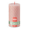 Eine Bolsius Rustik Ribbed Stumpenkerze in nebligem Rosa – 130 mm hoch, 68 mm Durchmesser, mit markanter Rillenstruktur.