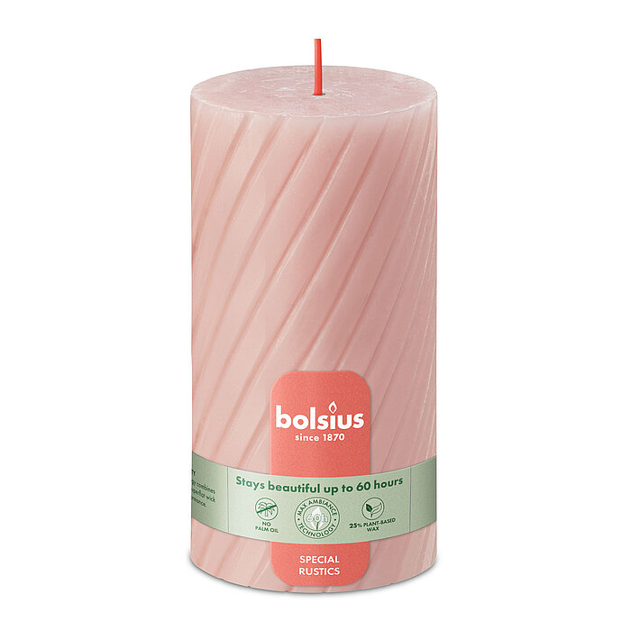 Eine Bolsius Rustik Ribbed Stumpenkerze in nebligem Rosa – 130 mm hoch, 68 mm Durchmesser, mit markanter Rillenstruktur.