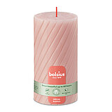 Eine Bolsius Rustik Ribbed Stumpenkerze in nebligem Rosa – 130 mm hoch, 68 mm Durchmesser, mit markanter Rillenstruktur.