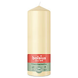 Eine Stumpenkerze von Bolsius mit den Maßen 200/68mm (H/DM) in der Farbe "Haferbeige".