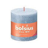 Eine durchgefärbte Rustik Stumpenkerze in der Farbe Himmelblau mit den Maßen 100/100mm (H/DM). Der Banderole kann man die Marke "Bolsius" sowie die Hinweise "25% pflanzenbasiertes EU-Wachs", "0% tierisches Fett" und "Ohne Palmöl" ablesen.