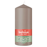 Eine Stumpenkerze von Bolsius mit den Maßen 130/68mm (H/DM) in der Farbe "Helles Taupe".