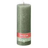 Eine Rustik Stumpenkerze in der Farbe Frische Olive Größe 190/68 mm