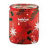 Ein Bolsius Sleeved Duftkerzenglas mit Ingwer-Zimt-Apfel-Duft. Das Glas ist mit einem weihnachtlichen, roten Motiv verziert.