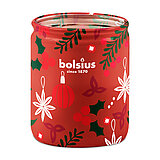 Ein Bolsius Sleeved Duftkerzenglas mit Ingwer-Zimt-Apfel-Duft. Das Glas ist mit einem weihnachtlichen, roten Motiv verziert.