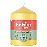 Eine Stumpenkerze von Bolsius mit den Maßen 80/58mm (H/DM) in der Farbe "Sonnengelb".