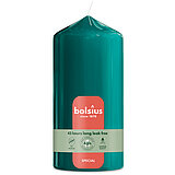 Eine Stumpenkerze Special Essentials Ultra Gloss in der Farbe Pinien-grün mit der Größe 130/68 mm