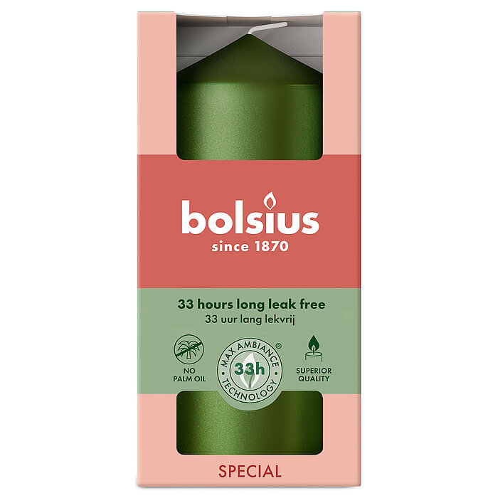 Eine Metallic Stumpenkerze von Bolsius mit den Maßen 120/58mm (H/DM) in der Farbe "Grün". Im Hintergrund ist nochmals die Kerze in einer eleganten, rosa Verpackung von Bolsius zu sehen.