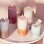 5 Rustik Kerzen von Bolsius stehen auf einem runden Tisch als dekroation