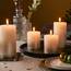 4 Rustik Sunset Kerzen von Bolsius stehen auf einem Tisch als Weihnachtsdekoration 